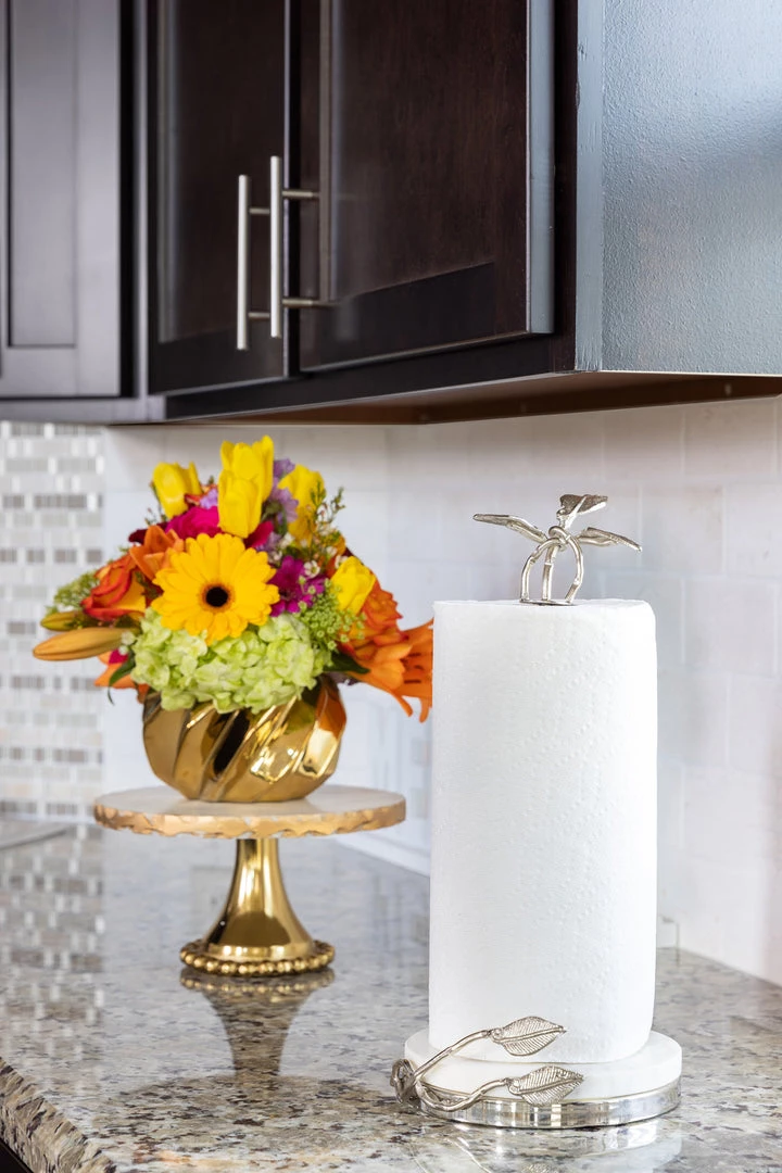 Inspire Me! Home Decor KITCHEN Silver Leaf Paper Towel Holder With Marble Base "From Pops Of Color Home Collection"